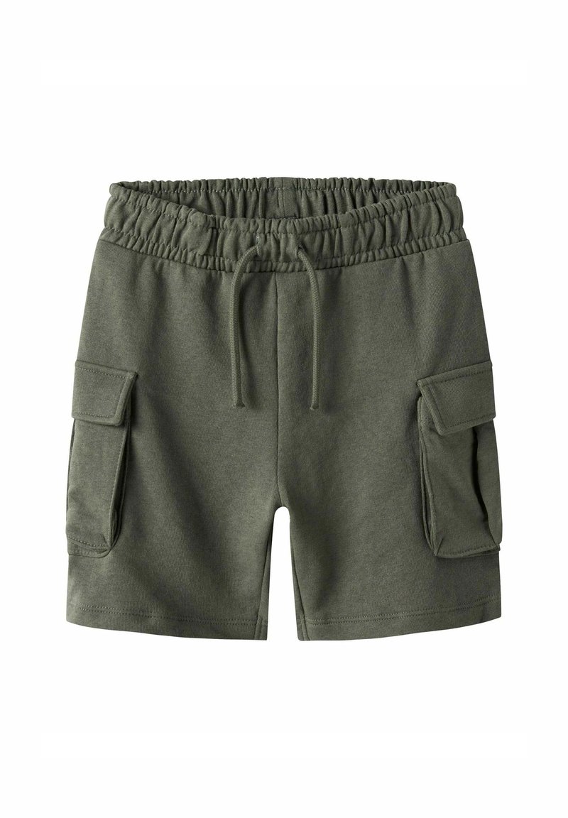 Pantaloni corti in morbido tessuto verde oliva, con vita elasticizzata, cordoncino regolabile e due ampie tasche laterali cargo.