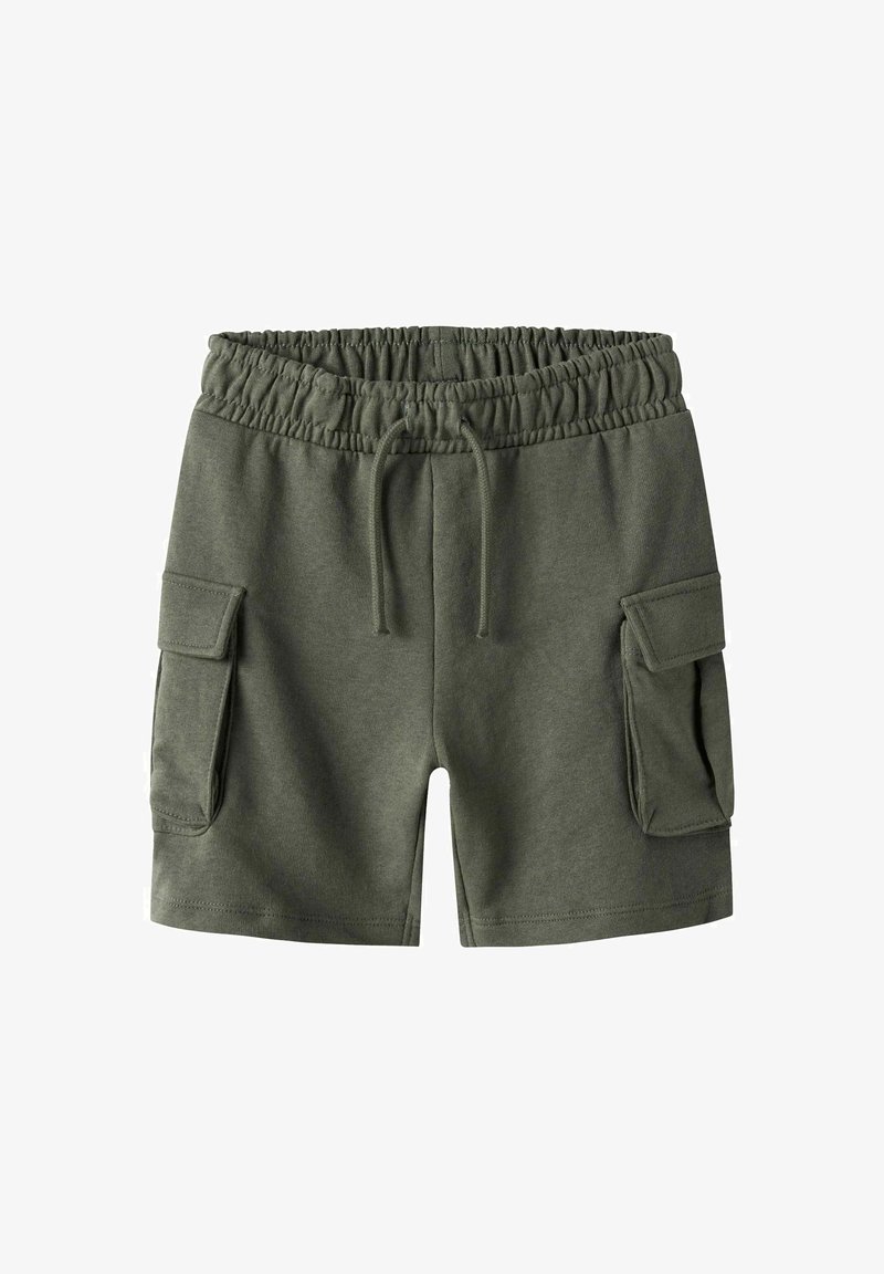 Shorts de tela suave en verde oliva, con una cintura elástica, cordón ajustable y dos grandes bolsillos laterales tipo cargo.