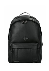 Zaino in pelle nera con superficie testurizzata, tasca frontale con zip, manico superiore e hardware in metallo. Presenta un logo a forma di diamante.