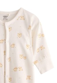 Biała bawełniana body dla noworodków z rozproszonymi jasnobrązowymi ilustracjami owiec, długie rękawy i zapięcia na zatrzaski z przodu.