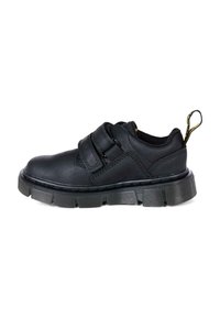 Scarpa nera in pelle con finitura testurizzata, dotata di due strap in velcro, tacco imbottito e suola in gomma spessa con battistrada decorato.