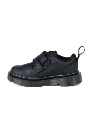 Scarpa nera in pelle con finitura testurizzata, dotata di due strap in velcro, tacco imbottito e suola in gomma spessa con battistrada decorato.