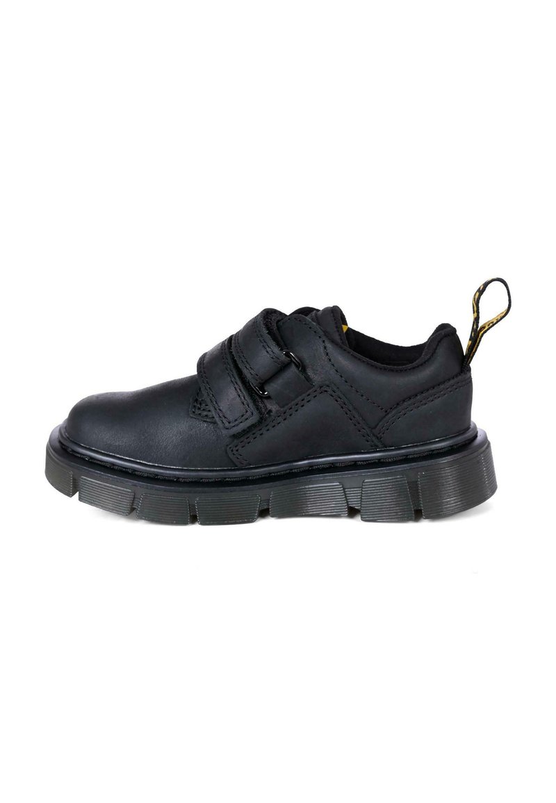 Scarpa nera in pelle con finitura testurizzata, dotata di due strap in velcro, tacco imbottito e suola in gomma spessa con battistrada decorato.