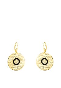Guld cirkulära örhängen med intrikata utskurna mönster och en framträdande svart cirkulär accent i mitten. Lättviktig design med fjäderstängning.