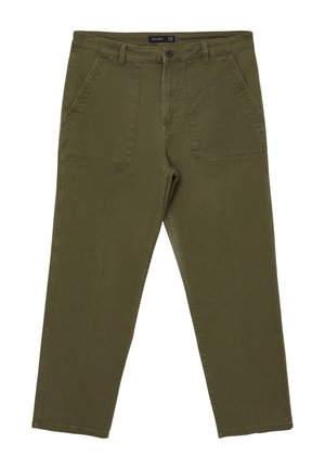 Pantalons vert olive en tissu coton solide, avec une taille plate, deux poches latérales et une fermeture à bouton. Design classique à jambes droites.