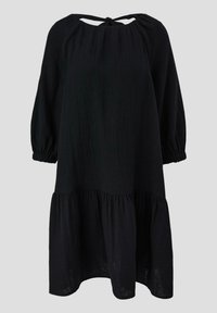 Černé šaty vyrobené z lehkého materiálu, s výstřihem ve tvaru lodě, nařasenými dlouhými rukávy a vrstveným lemem s volným střihem.