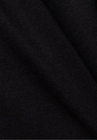 Tissu noir texturé avec un motif fin et tissé ; surface légèrement en relief ; se drape doucement avec plusieurs plis visibles.