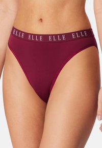 Damen-String in Burgunderrot mit kontrastierendem ELLE-Logo am Bund, glatter Textur und hochgeschnittenem Design für minimale Bedeckung.
