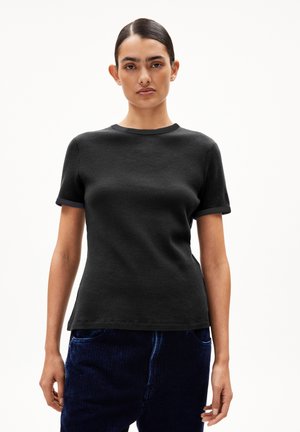 Zwarte T-shirt met korte mouwen van een gestructureerde brei stof en een ronde hals met een contrasterende donkerblauwe rand.