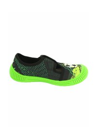 Schwarze und grüne Slip-On-Schuhe mit einem strukturierten Obermaterial aus Stoff, ausgestattet mit einer neongrünen Gummisohle und einem weißen Fußballgrafik an der Spitze.
