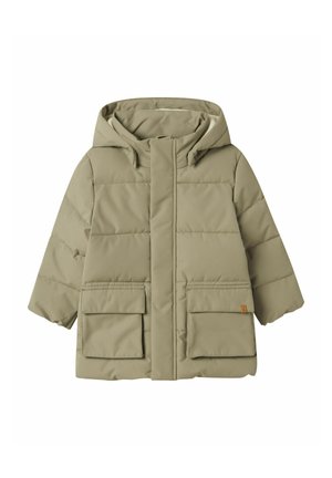 Khaki gefütterte Winterjacke für Kinder mit Kapuze, Frontreißverschluss, der von einer Klappe verdeckt wird, und zwei großen Fronttaschen mit Klappen.