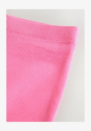 Rozā ribota auduma ar gludu tekstūru un mīkstu apdari, augšējā malā ar tīru apdari un elastīgu jostasvietu.