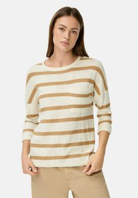 Leichter, cremefarbener Pullover mit horizontalen braunen Streifen, Rundhalsausschnitt, langen Ärmeln und einer Fronttasche. Glatte Textur.