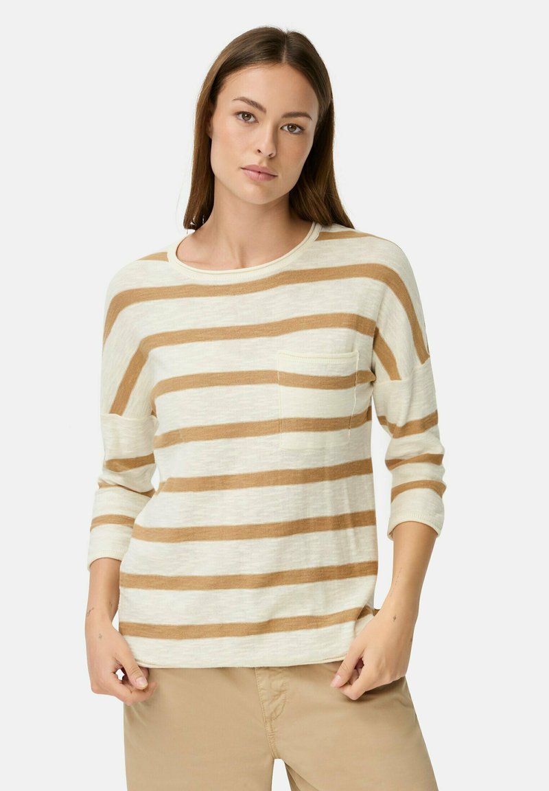Leichter, cremefarbener Pullover mit horizontalen braunen Streifen, Rundhalsausschnitt, langen Ärmeln und einer Fronttasche. Glatte Textur.