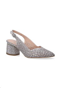 Slingback lodičky v metalické stříbrné barvě, se špičatou špičkou, perforovaným svrškem s abstraktním vzorem a nízkým blokovým podpatkem.