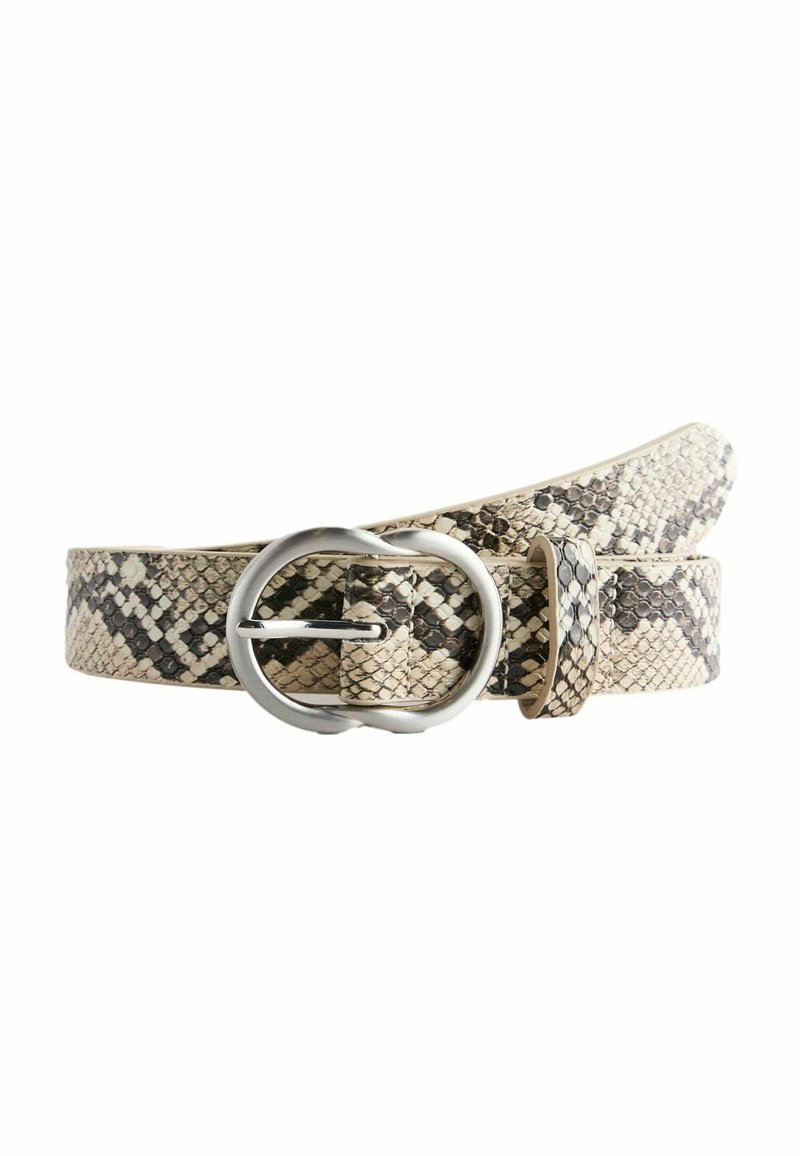 Ceinture à motif de peau de serpent en beige et noir, dotée d'une boucle ronde en argent et d'une texture lisse, avec un design effilé.