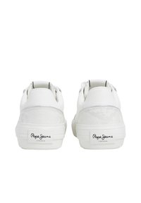 Zapatillas blancas con un upper de cuero liso, detalles texturizados de reptil en el talón y detalles en negro en la lengüeta. Logo de "Pepe Jeans London" en la parte trasera.