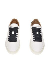 Sneakers bianchi con lacci neri, tomaia in pelle, punta arrotondata e interno in pelle color cuoio. Presentano un design minimalista e un marchio discreto.