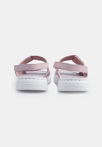 Bata Käimissandaalid - beige