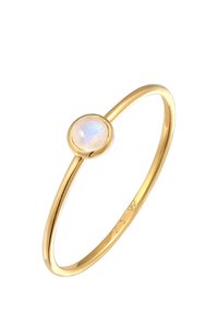 Auksinis žiedas su centrinio apvalaus opalo brangakmeniu, lygiu paviršiumi, plonu dizainu su blizgiu tekstūra ir minimalistiniu estetiniu vaizdu.