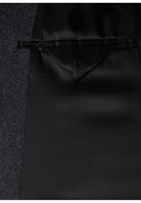 Graues Wollstoffinterieur mit einer glatten schwarzen Satin-Fütterung und einem dezenten Taschendetail, das ein dreieckiges Klappdesign aufweist.