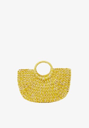 Sac à main tissé en matériaux jaune et crème, présentant une forme de demi-lune et une anse supérieur circulaire pour un transport facile.