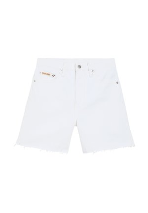 Pantalones cortos de mezclilla blanca con el dobladillo deshilachado, con herrajes plateados y una pequeña etiqueta de Calvin Klein en el bolsillo delantero.
