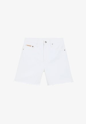 Pantalones cortos de mezclilla blanca con el dobladillo deshilachado, con herrajes plateados y una pequeña etiqueta de Calvin Klein en el bolsillo delantero.