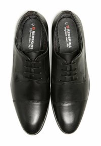 Chaussures habillées en cuir noir avec une finition lisse, design oxford, laçage à six œillets et un détail de bout fendu, taille 42.