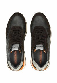 Dunkelbraune Sneaker aus einer Mischung aus Leder und Wildleder, mit schwarzen Schnürsenkeln, schwarzer Mesh-Futter und orangen Akzenten an der Ferse.