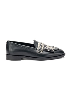 Mocasines de piel negra con un acento de estampado de serpiente texturizado y detalles de flecos en la parte superior, con un tacón bajo apilado.