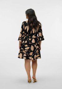 Vero Moda Curve Robe de jour - black