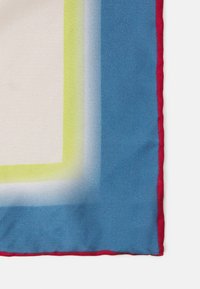 Silketørklæde med et gradientdesign i nuancer af blå, gul og creme, afsluttet med en rød kant. Blød tekstur med glatte kanter.