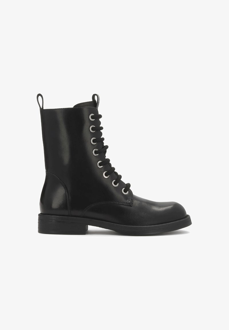 Botte en cuir noire à lacets mi-mollet avec bout arrondi, œillets métalliques, languettes à l'avant et à l'arrière, et talon bloc bas.