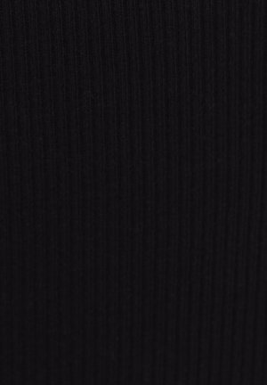 Textile noir à côtes avec un motif texturé fin. Le matériau semble doux et extensible, adapté aux vêtements ajustés.