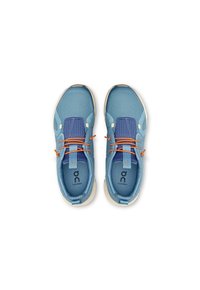 Pantofi sport albaștri cu plasă pe partea superioară, șireturi portocalii și accente albastre distincte. Logo imprimat în interior și pe eticheta de călcâi. Talpă albă.