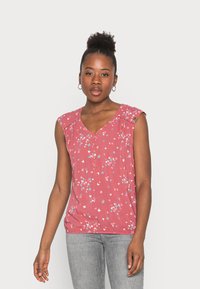 Top sem mangas rosa com padrão floral, com decote em V e fecho de botões, apresentando acabamentos texturizados e pregas nos ombros.