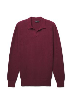 Pullover lavorato a maglia color bordeaux con texture a coste, dotato di un mezzo colletto e maniche lunghe, realizzato in un tessuto morbido.