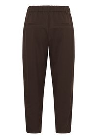 Pantalon marron foncé, fuselé, avec ceinture élastique et deux poches passepoilées à l’arrière, vu de dos sur fond blanc.