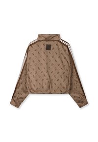 Chaqueta corta marrón con un patrón repetido de logotipos, cuello alto y mangas con rayas blancas. Material suave con textura lisa.