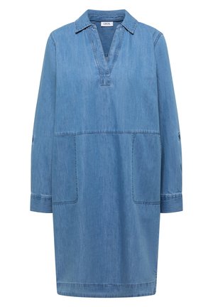 Robe en denim bleu clair à manches longues avec col, décolleté en V profond, deux poches plaquées à l'avant et poignets boutonnés.