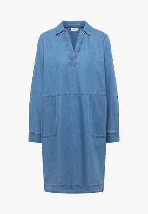 Lyseblå denimkjole med lange ærmer, krave, dyb V-hals, to forlommer og manchetknapper.