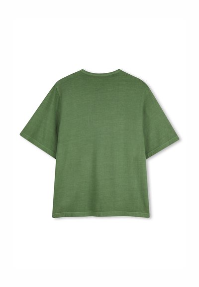 T-shirt à manches courtes en tissu texturé vert olive, doté d'un col rond classique et d'une coupe décontractée. Aucun détail supplémentaire visible.