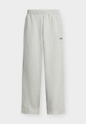 Světlé šedé tepláky s elastickým pasem, rovné nohavice, boční kapsy a malým logem "LET'S" na levé noze. Měkký bavlněný materiál.