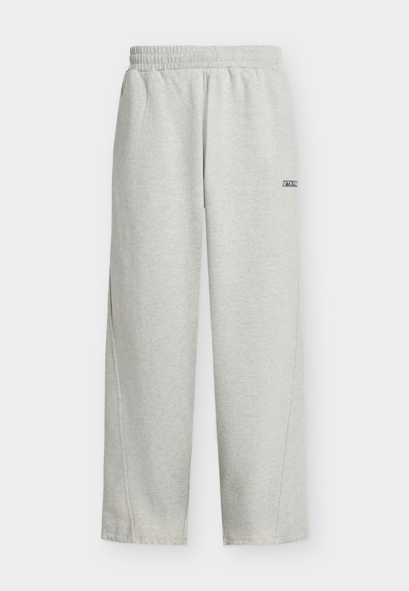 Calças de treino cinza claro com cós elástico, pernas direitas, bolsos laterais e um pequeno logótipo "LET'S" na perna esquerda. Material macio de algodão.