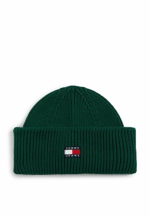 Dunkelgrüne, gerippte Strickmütze mit umgeschlagenem Bündchen und kleinem rechteckigem Tommy Jeans Logo-Patch vorne mittig.