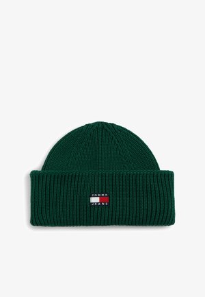Mørkegrøn ribstrikket hue med ombukket kant og lille rektangulær Tommy Jeans logo patch foran i midten.