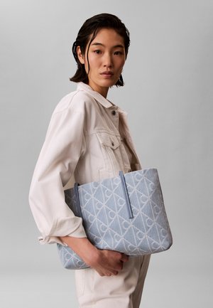 Calvin Klein EMBLEM SMALL TOTE - Torbica - light blue