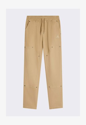 Pantalons cargo beiges avec une taille élastique, un cordon de serrage et plusieurs poches. Présente des pressions métalliques et des accents de couture.