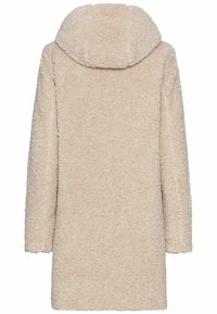 Manteau en teddy doux et beige avec une capuche, des manches longues et une finition texturée. Design à coupe droite, sans fermetures ni embellissements visibles.
